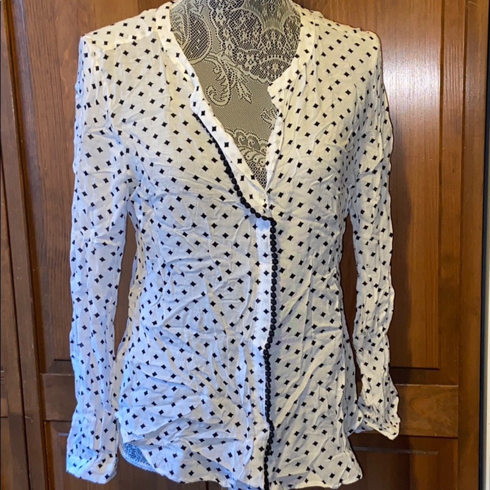 White abs blue loft printed blouse